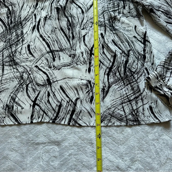 ASTR The Label High Neck Keyhole Long Sleeve Blouse White/ Black - Picture 9 of 9